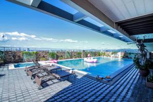 Bazén v ubytování Greenhills Elan Hotel Modern - Newly Renovated nebo v jeho okolí