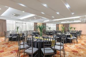 Restaurace v ubytování Greenhills Elan Hotel Modern - Newly Renovated