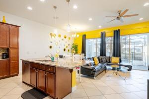 eine Küche und ein Wohnzimmer mit einer Couch in der Unterkunft Universal 3BR Townhome with Pool in Davenport