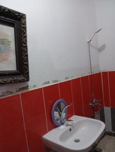Baðherbergi á Downtown room near gym pool beach shops walking distance from all entertainment and shopping