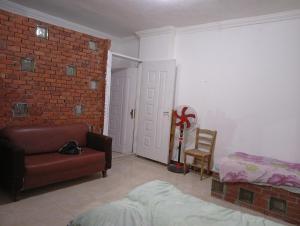 Rúm í herbergi á Downtown room near gym pool beach shops walking distance from all entertainment and shopping