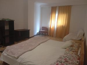 Rúm í herbergi á Downtown room near gym pool beach shops walking distance from all entertainment and shopping