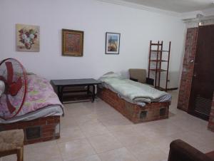 Rúm í herbergi á Downtown room near gym pool beach shops walking distance from all entertainment and shopping