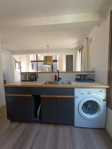 Kuchyň nebo kuchyňský kout v ubytování Cabaña en el Bosque de Bariloche + 13 fotografií