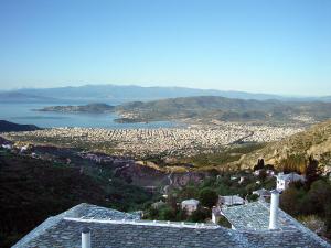 uma vista para uma cidade e um corpo de água em Archontiko Repana - Makrinitsa Stone Retreat em Makrinitsa