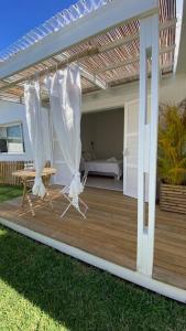サンジルレバンにあるVilla de charme près des plagesの木製デッキ(パーゴラ、ベッド付) +34枚の写真