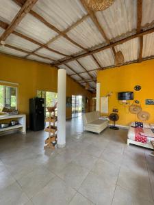 Una gran sala de estar con un sofá y un televisor. en Cabaña cerca al mar - A 200 mts, en Coveñas