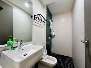 Bilik mandi di Luxury 2BR SunnySuite Sky Pool Breathtaking Views +35 gambar