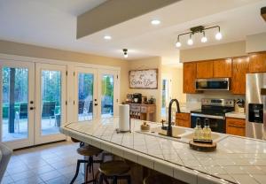 eine Küche mit einer großen Insel mit einer Arbeitsplatte in der Unterkunft Black Bay Getaway Private Bay Access in Post Falls