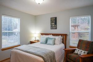 Postel nebo postele na pokoji v ubytování Cozy family home 2 blocks to river