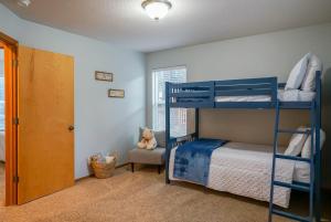 Postel nebo postele na pokoji v ubytování Cozy family home 2 blocks to river