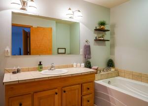 Koupelna v ubytování Cozy family home 2 blocks to river