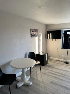 TV a/nebo společenská místnost v ubytování G Hotel