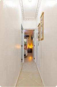 a hallway with white walls and a ceiling at mini apartamento in Colorado