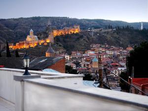 Vistas a una ciudad con un castillo en el fondo en Hotel New Metekhi, en Tiflis