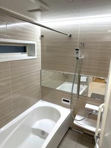 Ένα μπάνιο στο Oasis Omori New House - 30min to Haneda - 2 Adjacent Homes +56 φωτογραφίες