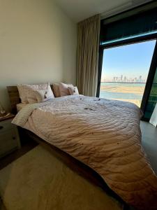 アブダビにあるLuxury Saadiyat Fully Equipped Apartmentの大きな窓付きのベッドルームの大型ベッド1台 +11枚の写真