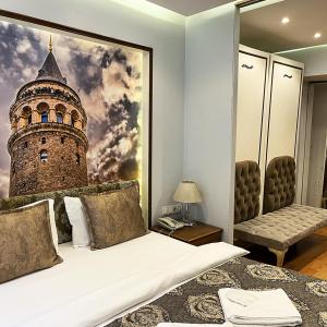 ein Schlafzimmer mit einem Bett mit einem Bild eines Turms in der Unterkunft Elite Marmara Bosphorus Pansiyon in Istanbul + 64 Fotos