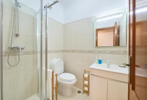 Ένα μπάνιο στο Bright & Modern Near Lisbon & Sintra by Timecooler