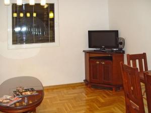 TV at/o entertainment center sa Apartments Durmitorska Vila
