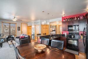 Η κουζίνα ή μικρή κουζίνα στο Nakai Peak 41B Condo