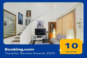 een woonkamer met een trap en een tv bij Phuket-Chalong 3-Bedrooms 240m2 Private XLarge Family Villa in Chalong 