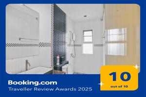 een badkamer met douche, wastafel en spiegel bij Phuket-Chalong 3-Bedrooms 240m2 Private XLarge Family Villa in Chalong 
