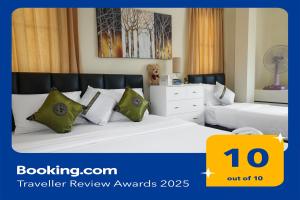 een hotelkamer met 2 bedden en groene kussens bij Phuket-Chalong 3-Bedrooms 240m2 Private XLarge Family Villa in Chalong 
