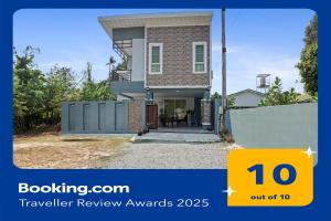 Een huis te koop in de buitenwijk van Launceston. bij Phuket-Chalong 3-Bedrooms 240m2 Private XLarge Family Villa in Chalong 