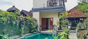 Der Swimmingpool an oder in der Nähe von Rumah Roda