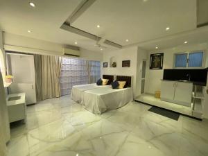 Postel nebo postele na pokoji v ubytování Room near airport in Negombo Beach + 17 fotografií