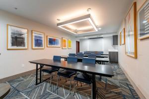a classroom with tables and chairs in a room at Holiday Inn Express & Suites Frazier Park by IHG in Lebec +60 photos