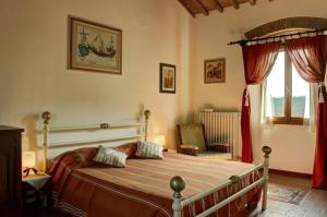 Un dormitorio con una cama grande y una ventana en Casa del Ponte, en Lucolena in Chianti