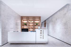 简阳天府空港云享酒店的墙上有白色前台办公室