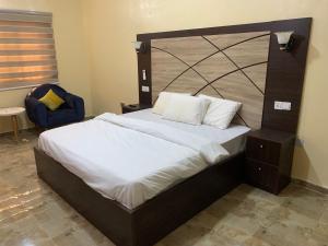 Postel nebo postele na pokoji v ubytování ACI Hotel & Suites, Ondo