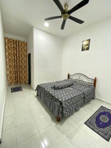Ένα ή περισσότερα κρεβάτια σε δωμάτιο στο HasYaa Homestay
