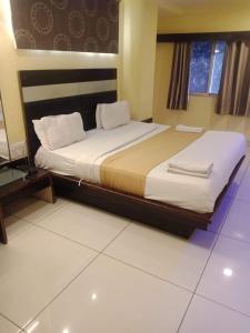 Postel nebo postele na pokoji v ubytování hotel kadamb inn