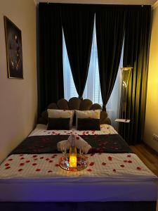 Llit o llits en una habitació de Jacuzzi Berka Apartamenty