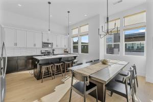 cocina con mesa y sillas y comedor en Villa #46 at Bloomington Country Club condo, en St. George