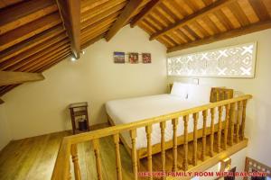 Postel nebo postele na pokoji v ubytování Hoi An Pho Library Hotel