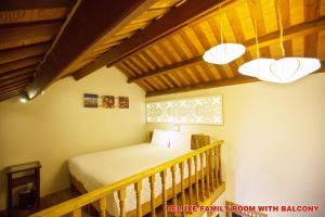 Postel nebo postele na pokoji v ubytování Hoi An Pho Library Hotel