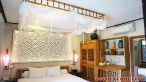 Postel nebo postele na pokoji v ubytování Hoi An Pho Library Hotel