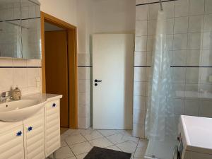 Koupelna v ubytování Gemütliche 3 Zimmer Wohnung