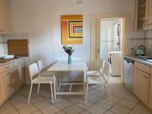 Kuchyň nebo kuchyňský kout v ubytování Gemütliche 3 Zimmer Wohnung + 9 fotografií