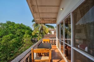 un balcon d'une maison avec une table et des chaises dans l'établissement Swizel Nook Stay, à Goa