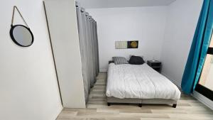 Ένα ή περισσότερα κρεβάτια σε δωμάτιο στο Sapphire room - 20 min to Paris +54 φωτογραφίες