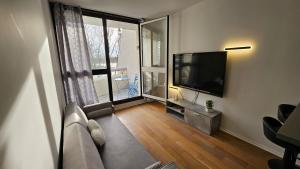 Μια τηλεόραση ή/και κέντρο ψυχαγωγίας στο Sapphire room - 20 min to Paris