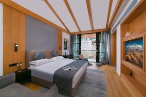 Postel nebo postele na pokoji v ubytování Yueyangli Garden Hotel