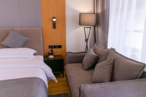Postel nebo postele na pokoji v ubytování Yueyangli Garden Hotel