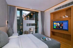 Postel nebo postele na pokoji v ubytování Yueyangli Garden Hotel